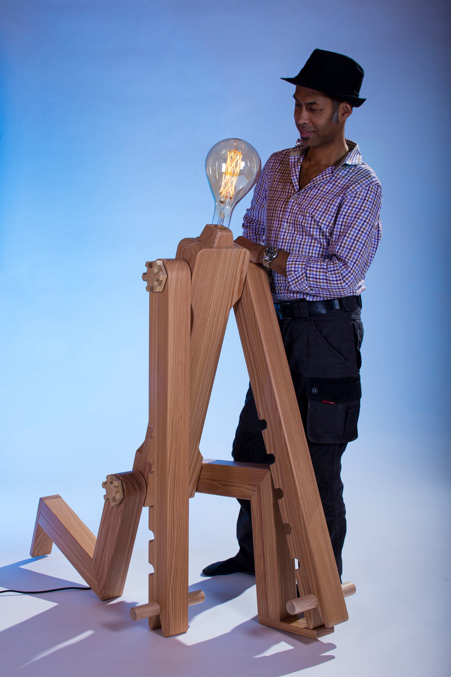 Julio Lux Temporis – Sculpture lumineuse articulée en bois suisse