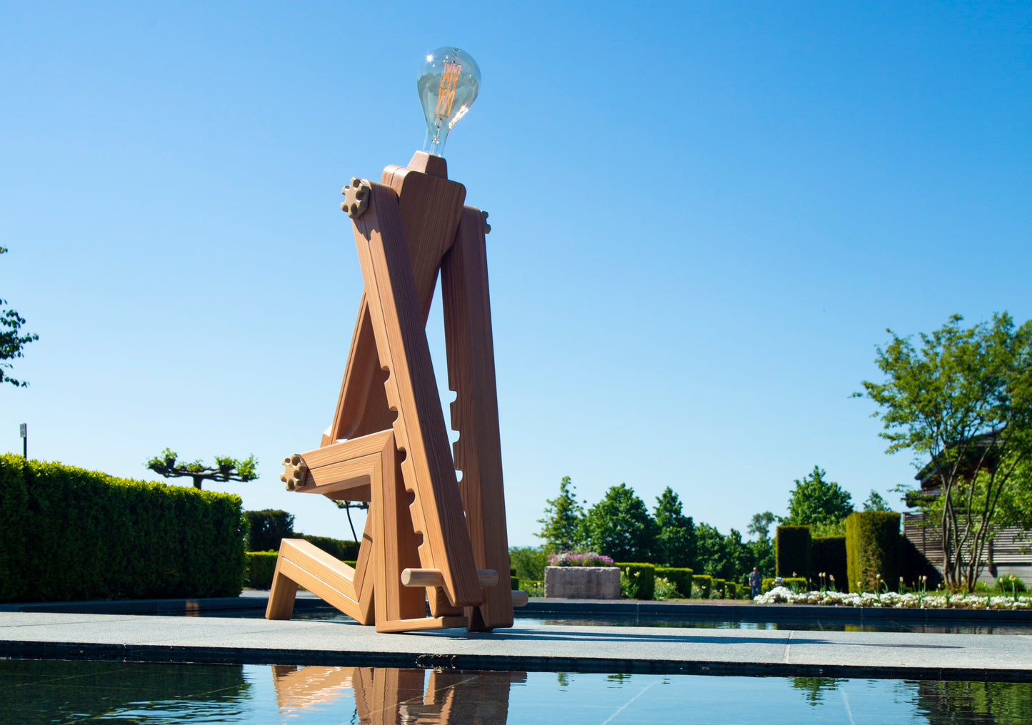 Julio Lux Temporis – Sculpture lumineuse articulée en bois suisse